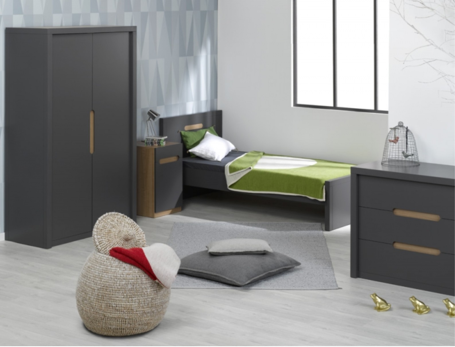Chambre enfant gris foncé et bois clair Nobus | LesTendances.fr